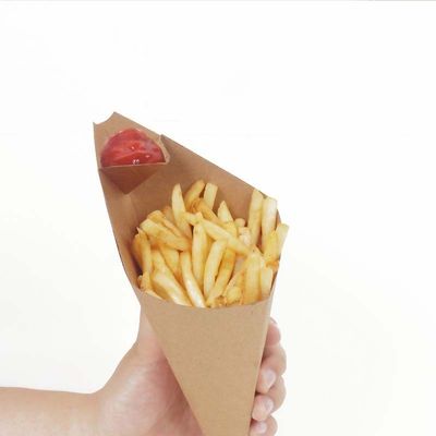 Pe는 후렌치후라이 종이 버릴 수 있는 원추형 컵 크라프트지 용지함을 소스로 코팅했습니다
